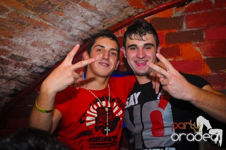 Saturday = Party în Escape, 