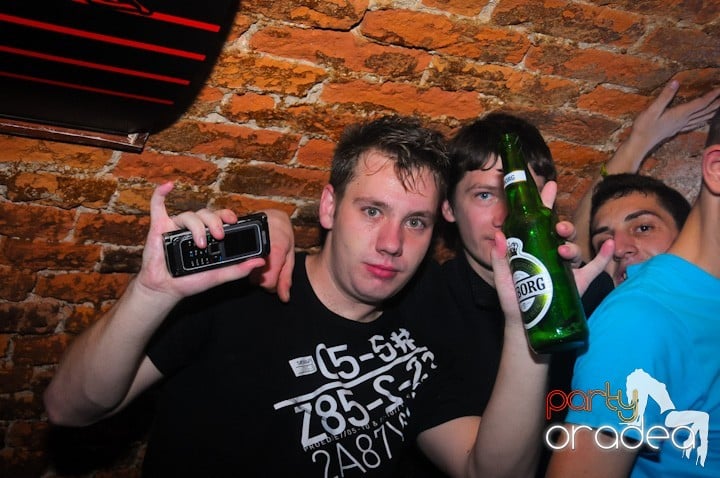 Saturday = Party în Escape, 