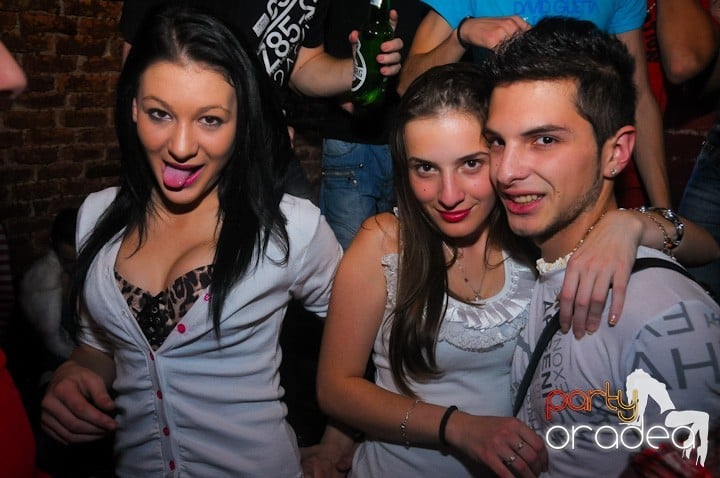 Saturday = Party în Escape, 