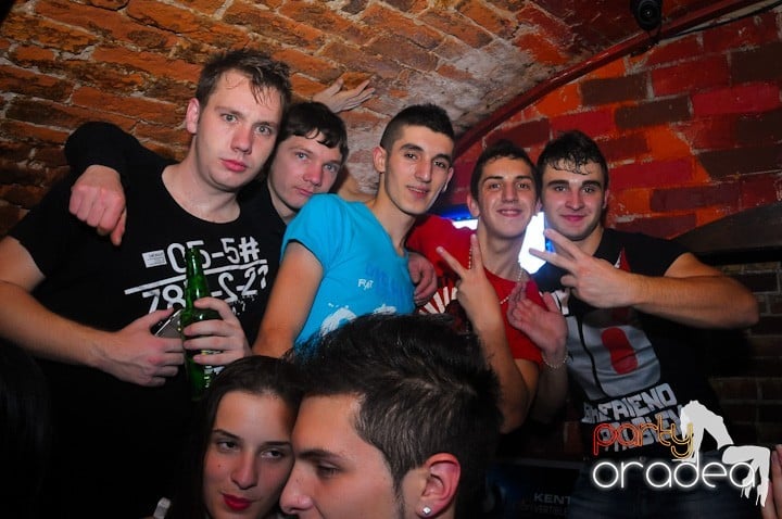 Saturday = Party în Escape, 