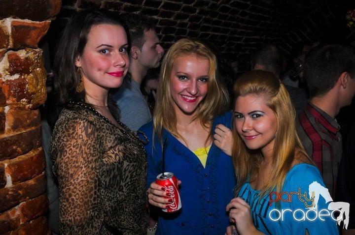 Saturday = Party în Escape, 