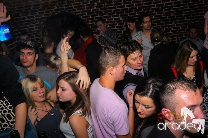 Saturday = Party în Escape, 