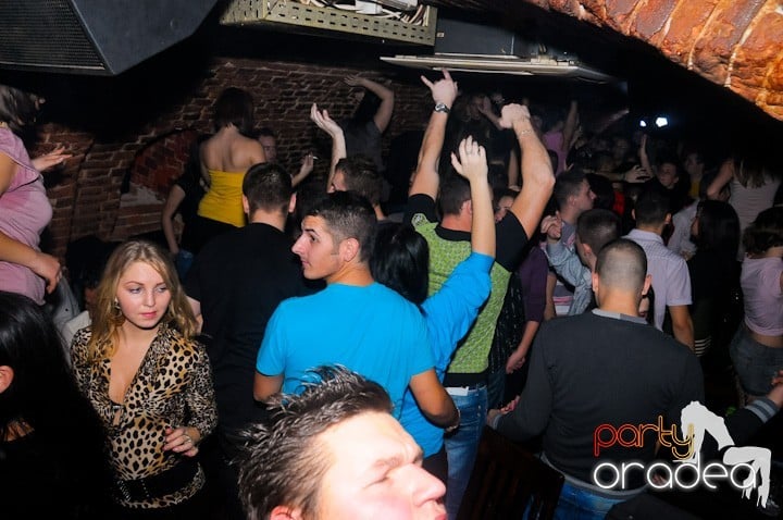 Saturday = Party în Escape, 