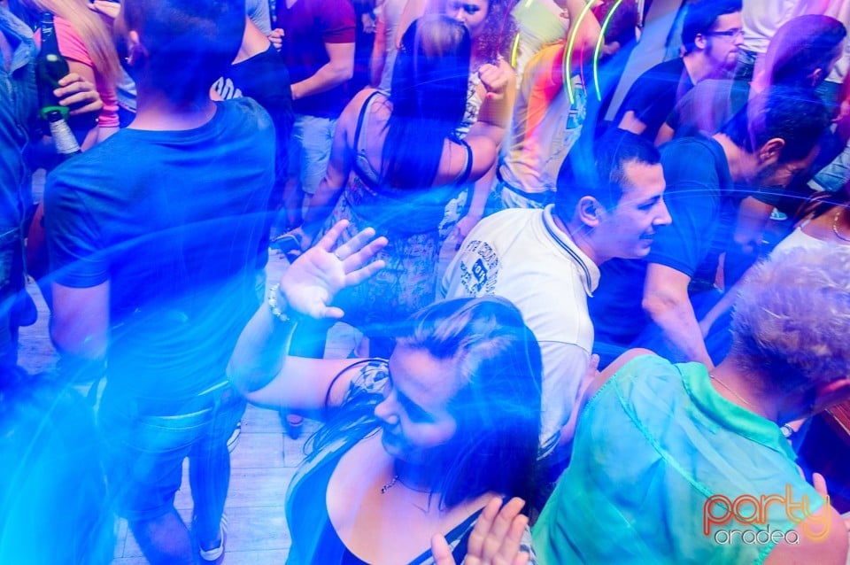 Saturday Party în Window, 