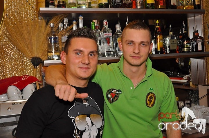 Seară cu karaoke în Zulu, Zulu Caffe