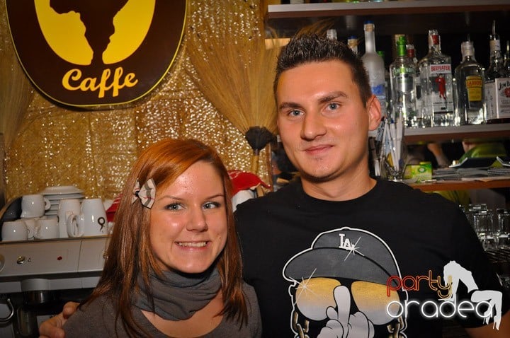 Seară cu karaoke în Zulu, Zulu Caffe