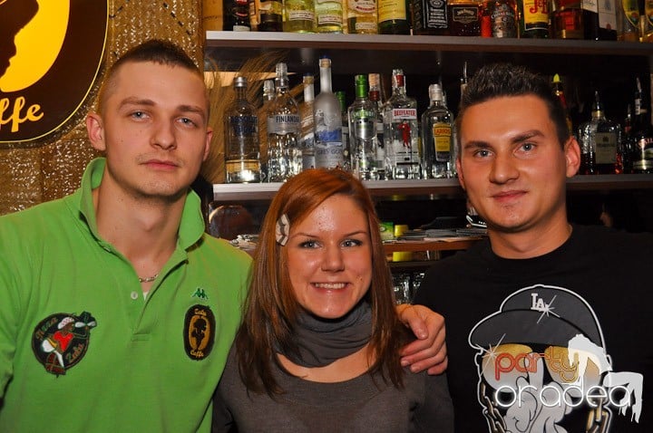 Seară cu karaoke în Zulu, Zulu Caffe