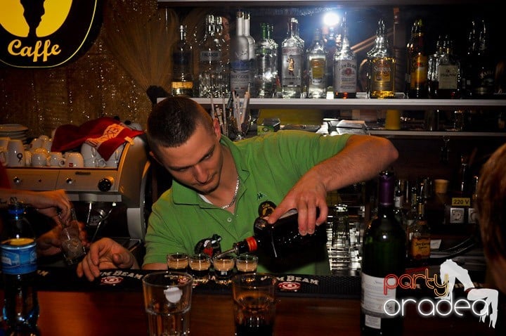 Seară cu karaoke în Zulu, Zulu Caffe