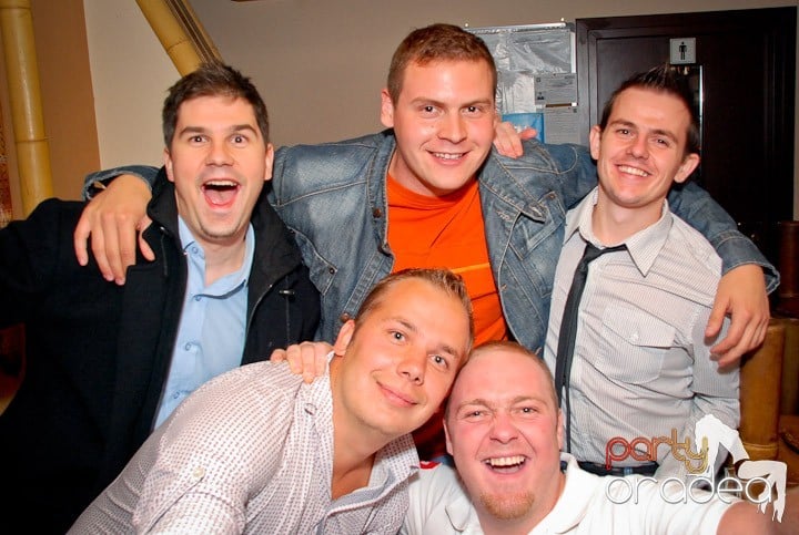 Seară cu karaoke în Zulu, Zulu Caffe