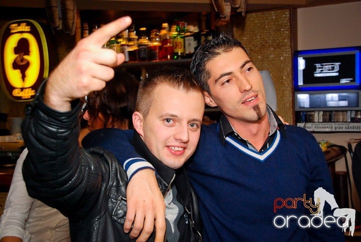 Seară cu karaoke în Zulu, Zulu Caffe