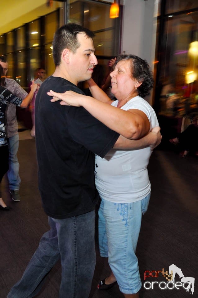 Seară de dans în Blondy's Art Café, 