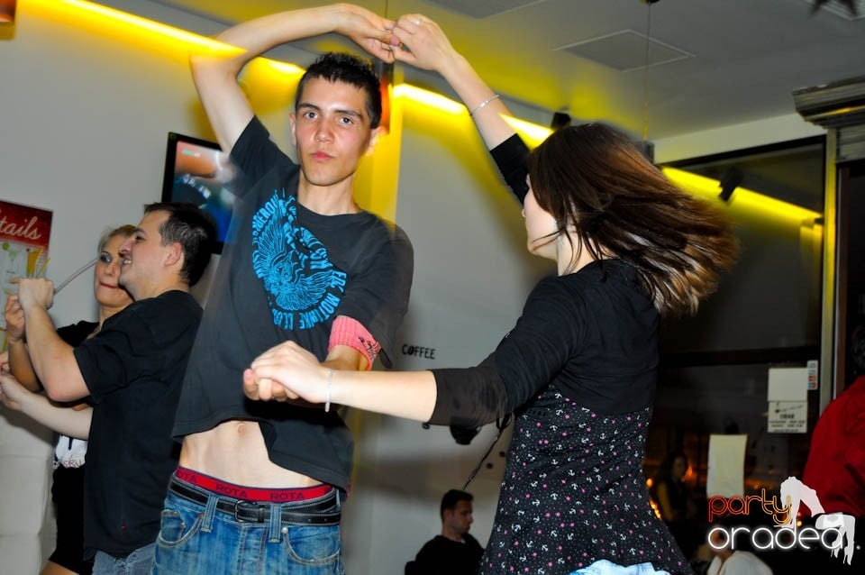 Seară de dans în Blondy's Art Café, 