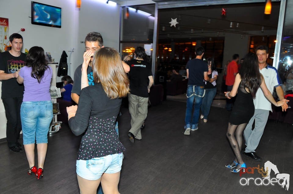 Seară de dans în Blondy's Art Café, 