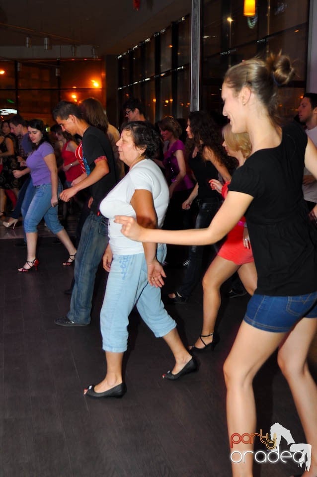 Seară de dans în Blondy's Art Café, 