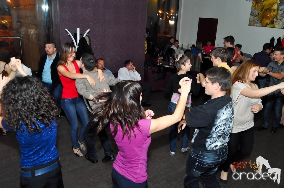 Seară de dans în Blondy's Art Café, 