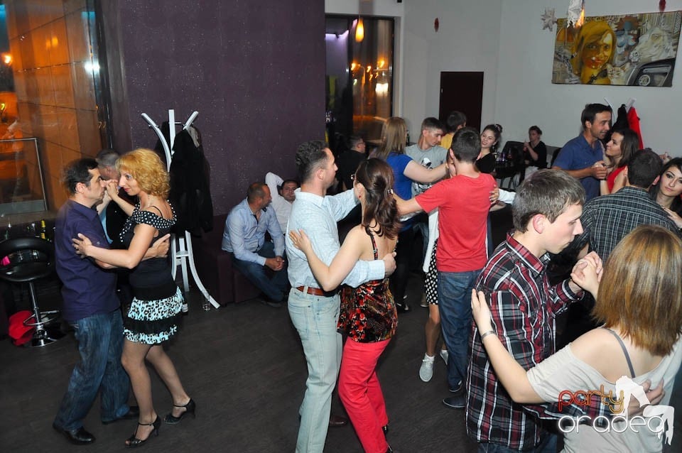 Seară de dans în Blondy's Art Café, 