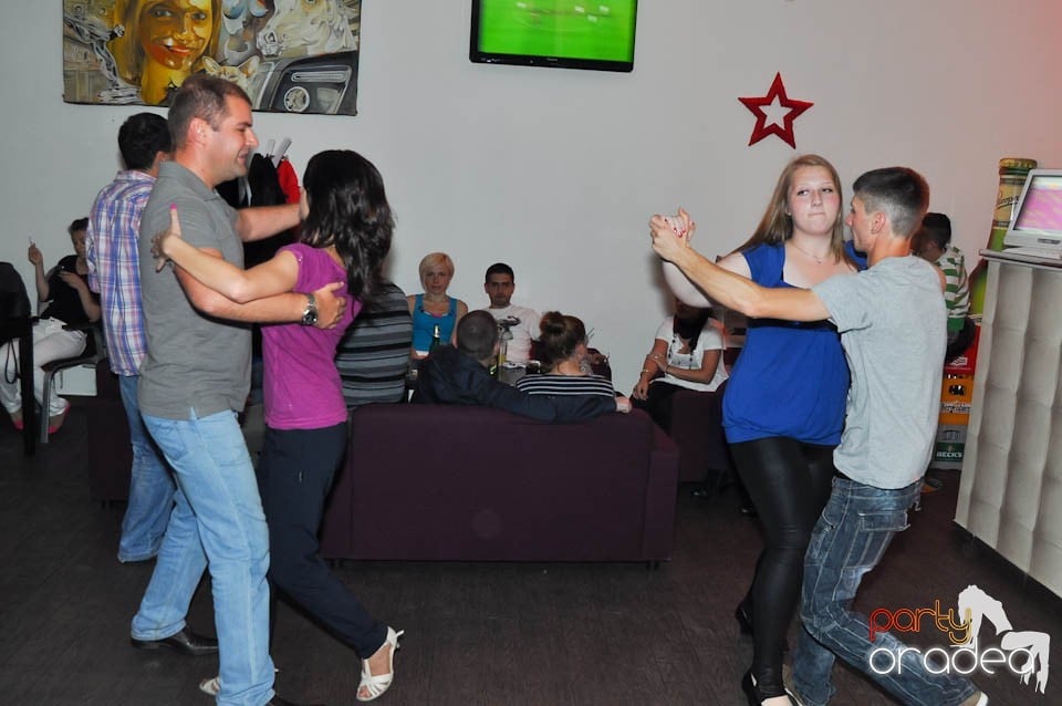 Seară de dans în Blondy's Art Café, 