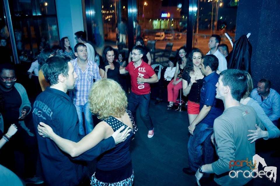 Seară de dans în Blondy's Art Café, 