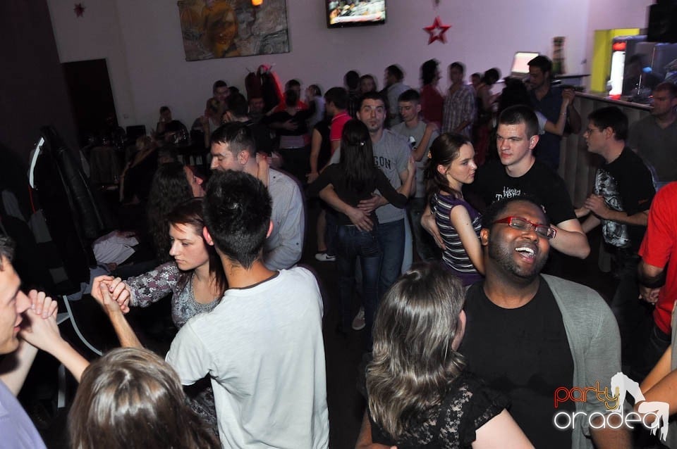 Seară de dans în Blondy's Art Café, 