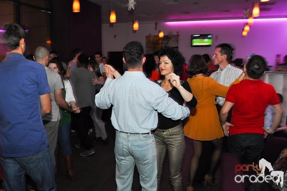 Seară de dans în Blondy's Art Café, 