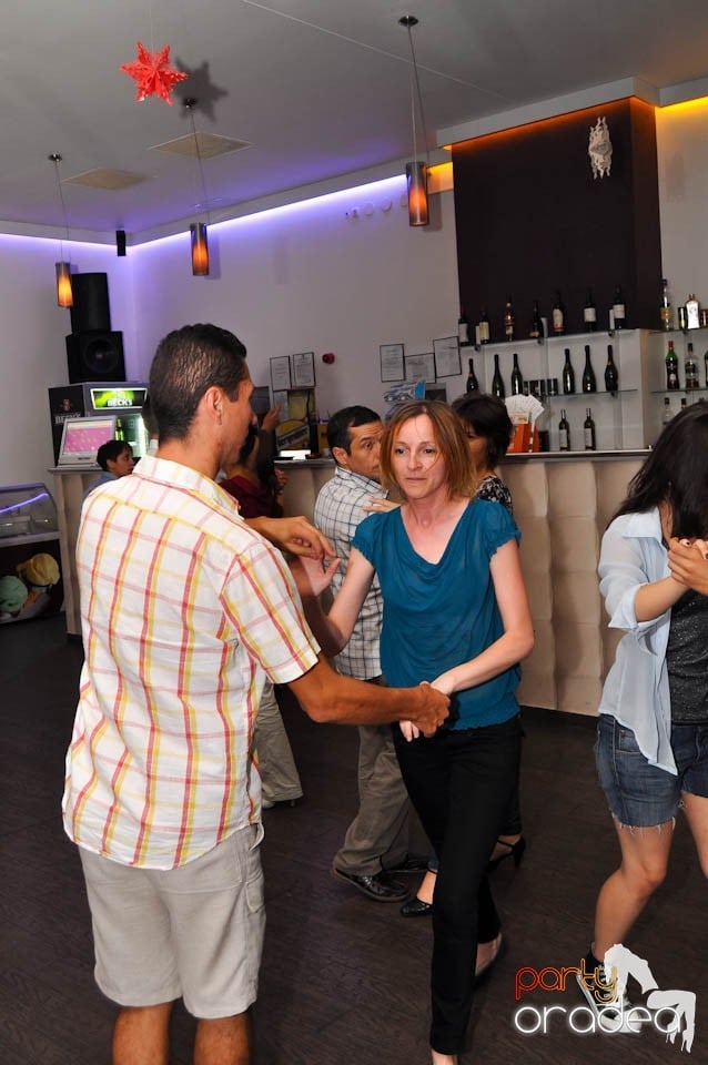 Seară de dans în Blondy's Art Café, 