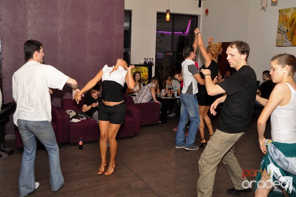 Seară de dans în Blondy's Art Café, 