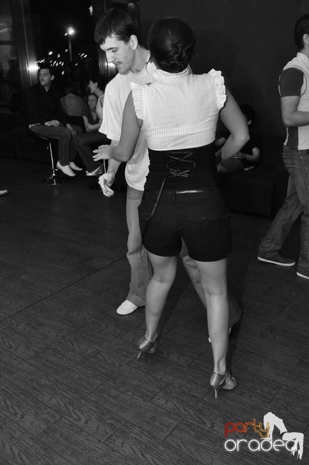 Seară de dans în Blondy's Art Café, 