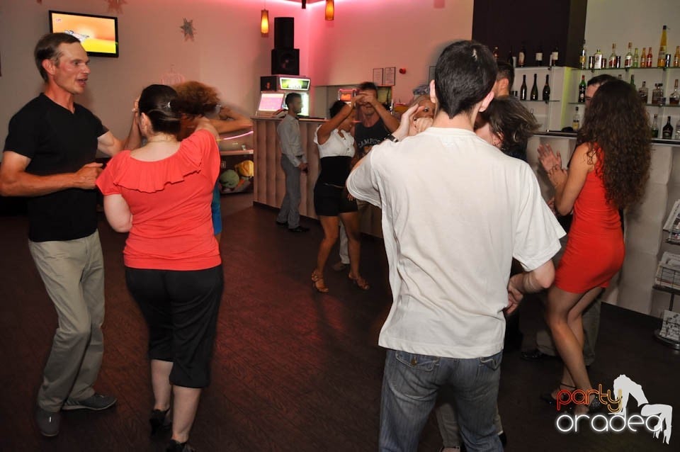 Seară de dans în Blondy's Art Café, 