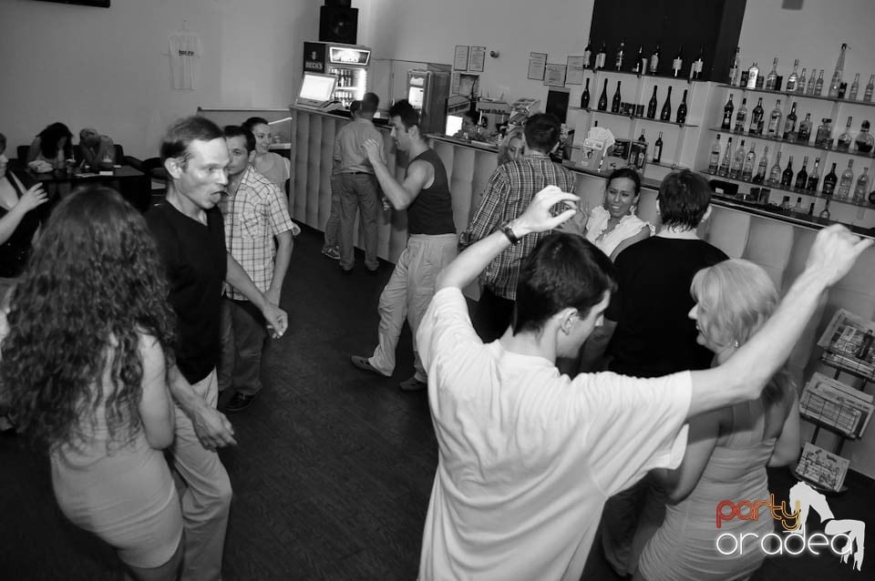 Seară de dans în Blondy's Art Café, 