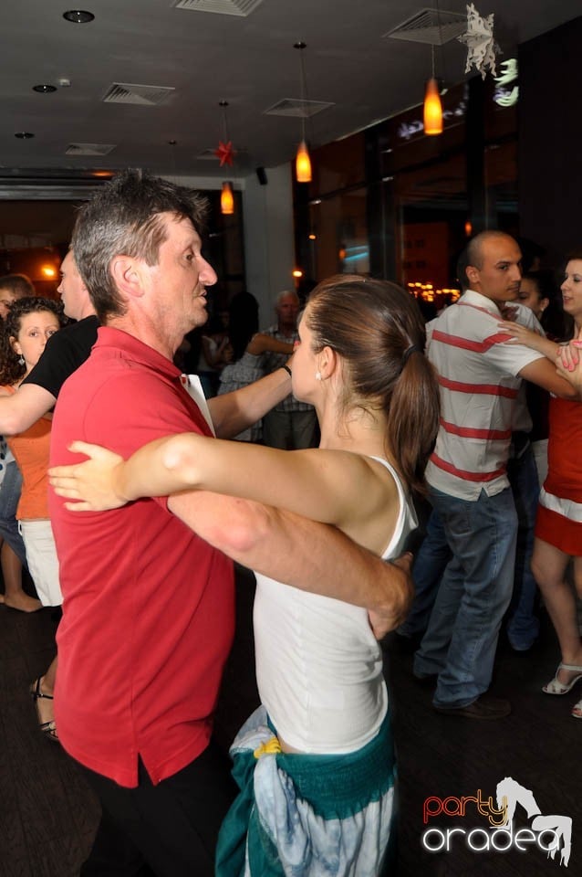 Seară de dans în Blondy's Art Café, 