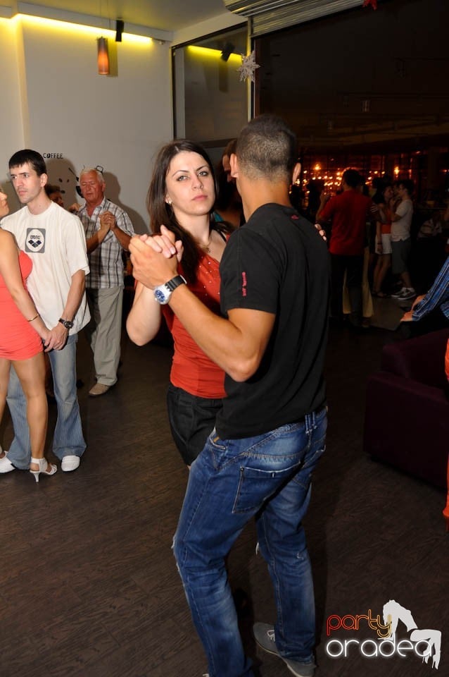 Seară de dans în Blondy's Art Café, 