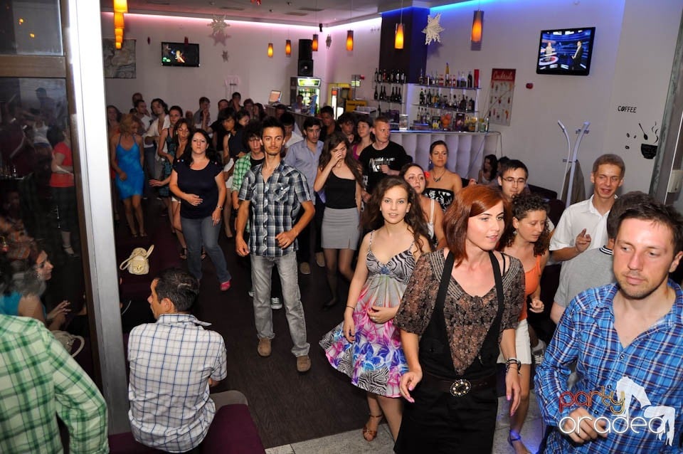 Seară de dans în Blondy's Art Café, 