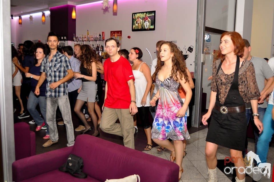 Seară de dans în Blondy's Art Café, 