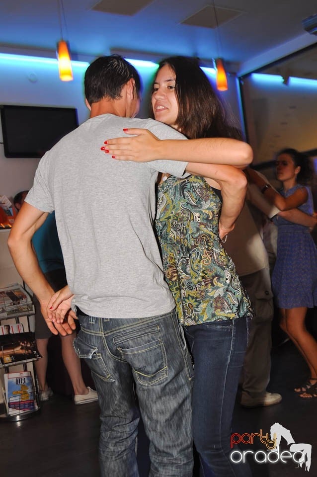 Seară de dans în Blondy's Art Café, 