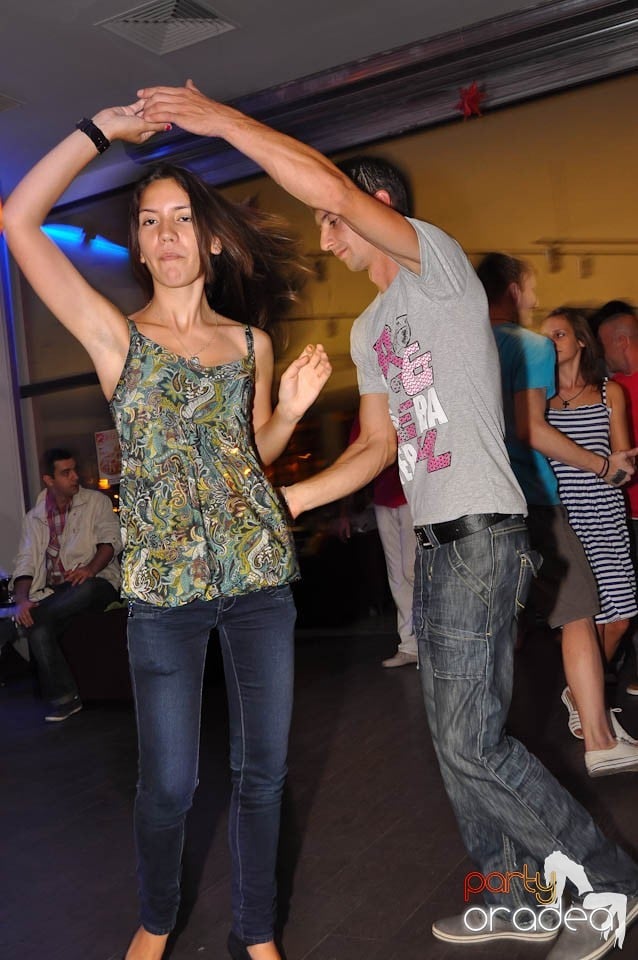 Seară de dans în Blondy's Art Café, 