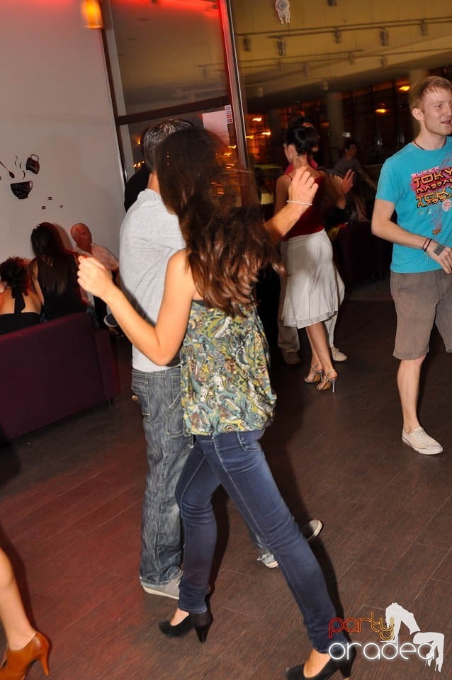 Seară de dans în Blondy's Art Café, 