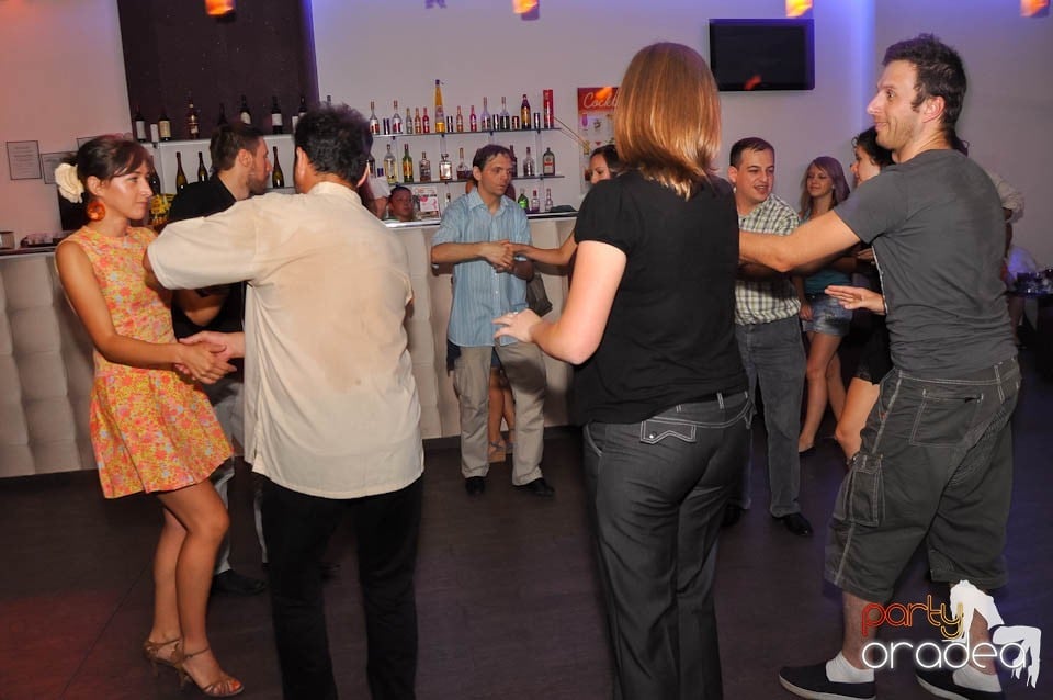 Seară de dans în Blondy's Art Café, 