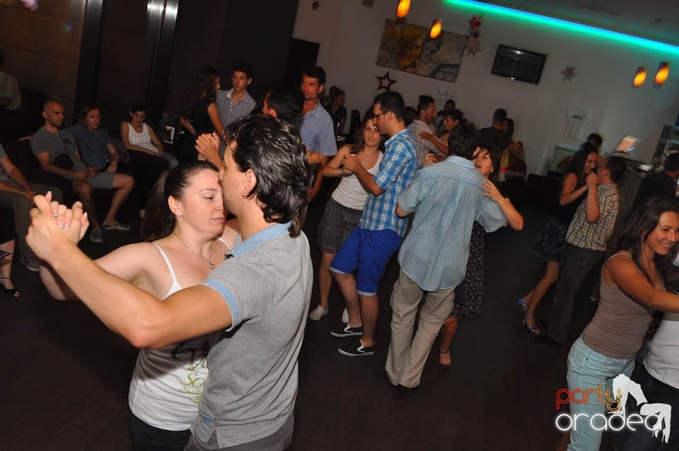 Seară de dans în Blondy's Art Café, 