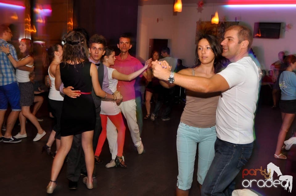 Seară de dans în Blondy's Art Café, 