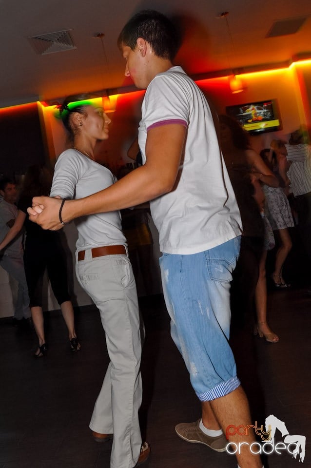 Seară de dans în Blondy's Art Café, 