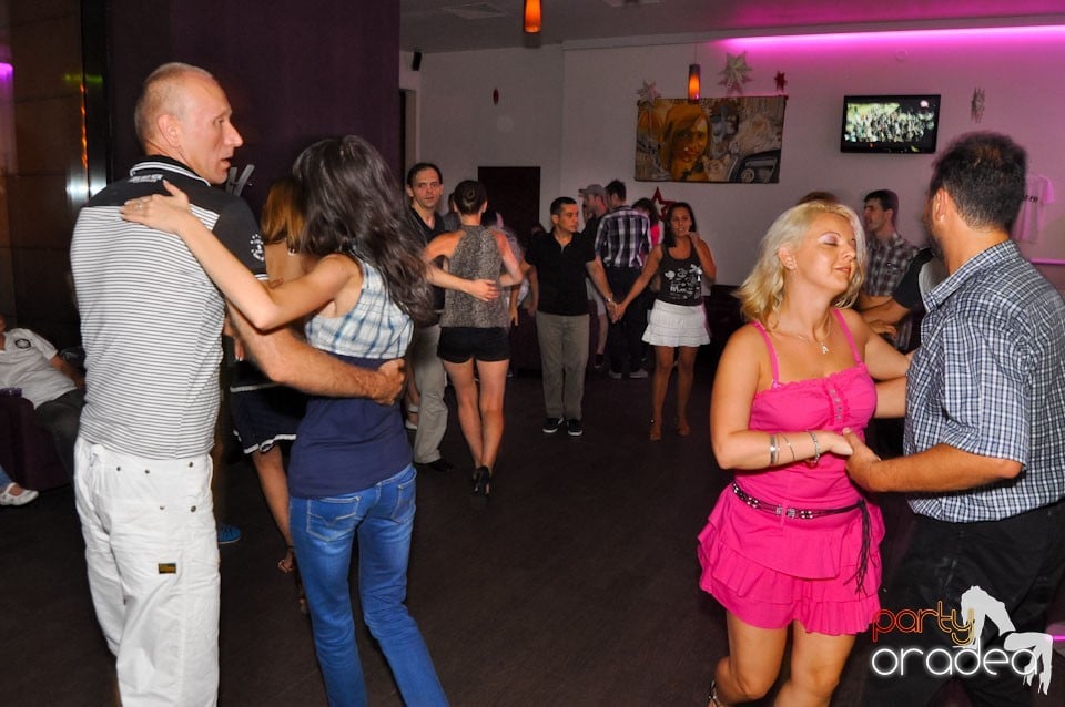 Seară de dans în Blondy's Art Café, 