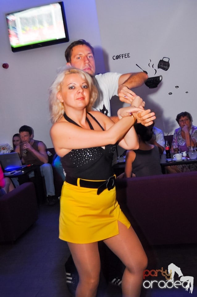 Seară de dans în Blondy's Art Café, 