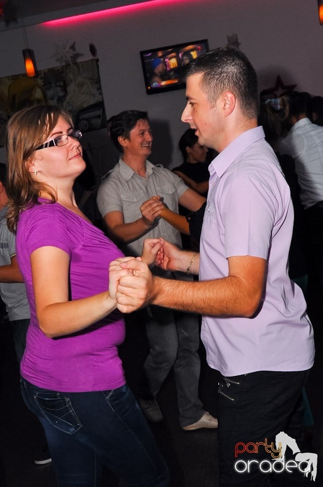 Seară de dans în Blondy's Art Café, 