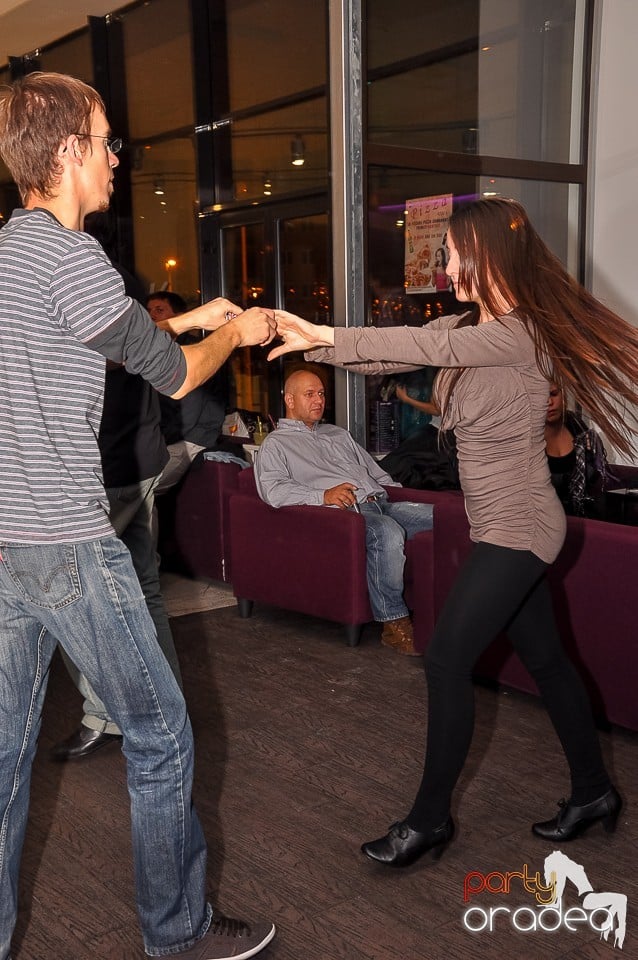 Seară de dans în Blondy's Art Café, 