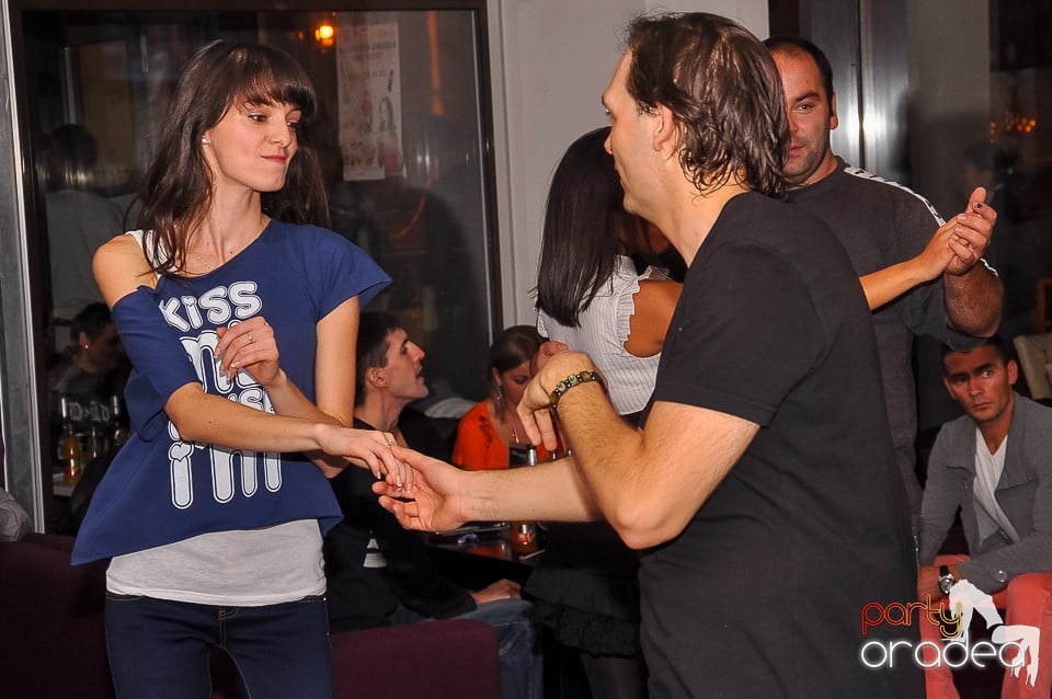 Seară de dans în Blondy's Art Café, 