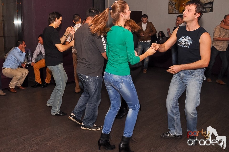 Seară de dans în Blondy's Art Café, 