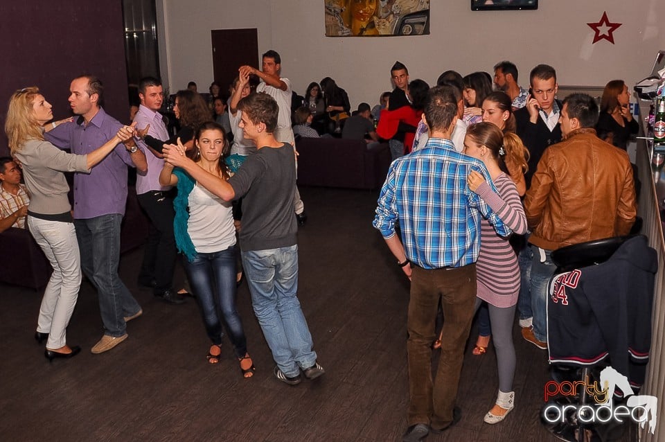 Seară de dans în Blondy's Art Café, 