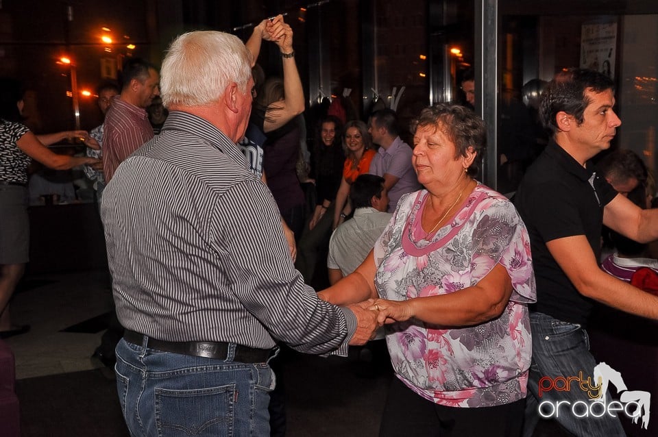 Seară de dans în Blondy's Art Café, 