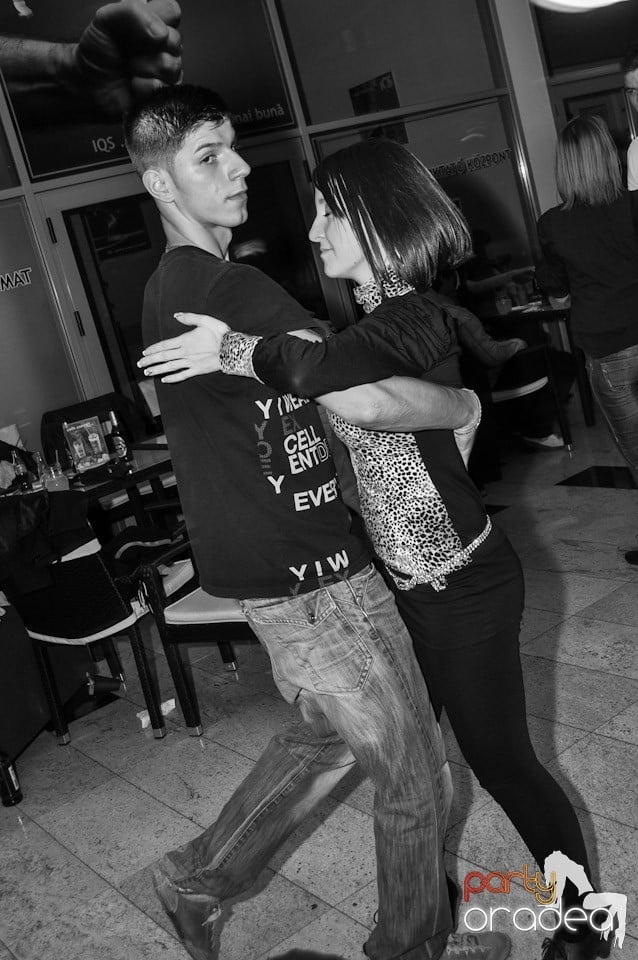 Seară de dans în Blondy's Art Café, 