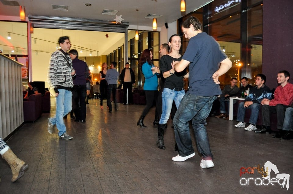 Seară de dans în Blondy's Art Café, 